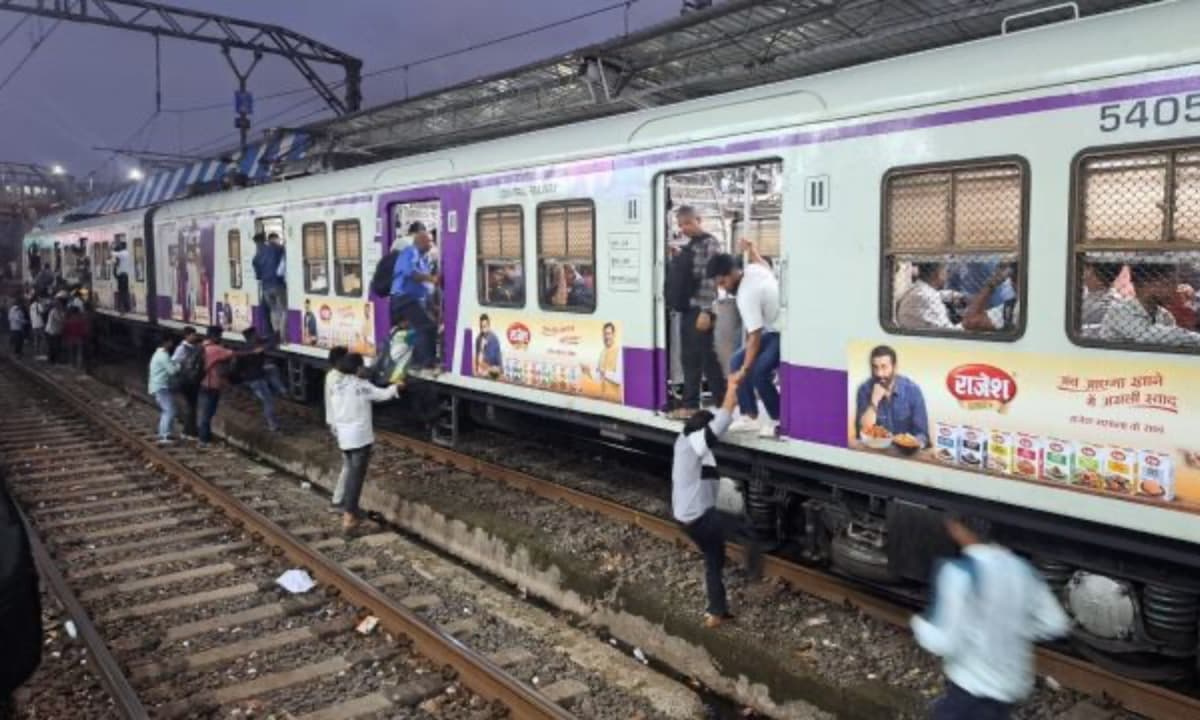 Thane train accident: Lives could have been saved had the train stopped after we pulled the chain, says eye witness